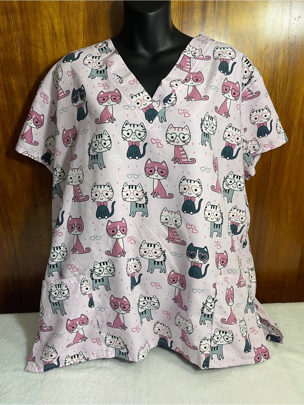 Cassandra O Women’s Pink Cat Print Scrub Top in size XL